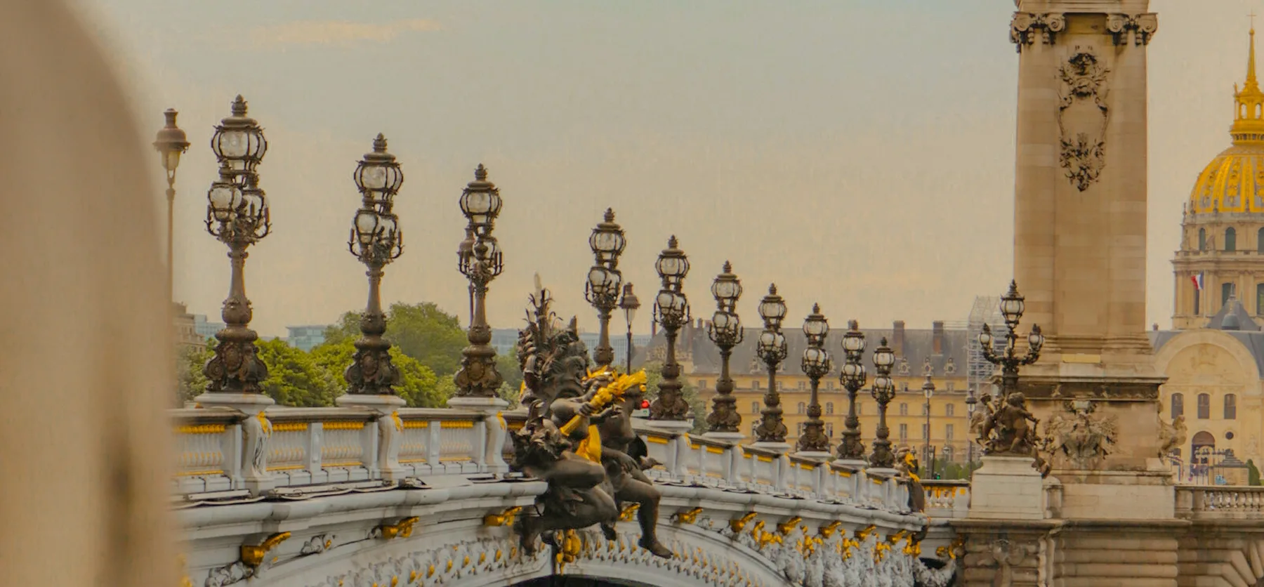 Le pont Alexandre-III et le dôme des Invalides à Paris